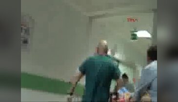 Babasının kucağındayken 2. kattan düşen bebek ağır yaralandı
