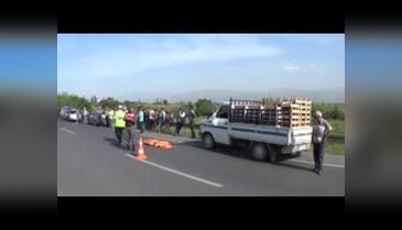 Kamyonete çarptı, başka bir aracın altında kalarak can verdi