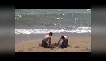 Antalya'da sıcaktan bunalan vatandaşlar denize girerek serinliyor