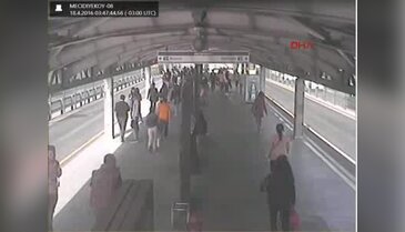 Metrobüs yolunda düşen kadın güvenlik kamerasında