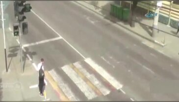 Troleybüs dikkatsiz gence böyle çarptı