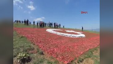 Çakıl taşlarıyla yaptığı 217 metrekarelik Türk Bayrağını çocuklara armağan etti