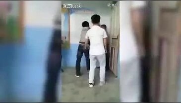 Sınıf arkadaşlarını döven öğretmeni tekme tokat dövdüler