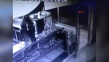 İşyerinin kapısını önce ısıtıp daha sonra levye ile açtı
