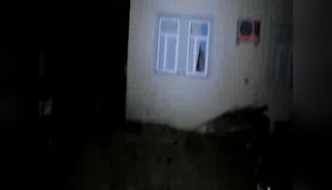 Havai fişek evi yakıyordu