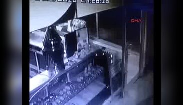 İşyerinin kapısını önce ısıtıp daha sonra levye ile açtı
