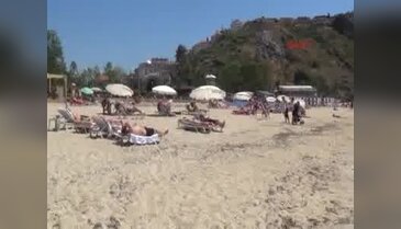 Alanya'da tatilciler denize girip güneşlendi