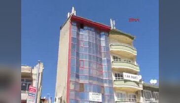 Baz istasyonu parçası, çatıdan otomobilin üzerine düştü