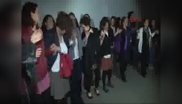 Akademisyenler cezaevinden çıktı, halay çekti
