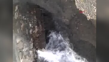 Hakkari'de üzerine rögar kapağı düşen işçi yaralandı