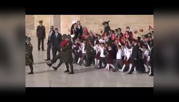 Bakan Avcı, çocuklarla Anıtkabir'i ziyaret etti