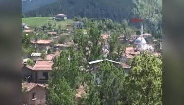 Bursa'da bayramda öğretmenleriyle okulu boyadılar