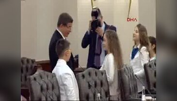 Başbakan Davutoğlu, koltuğunu Reyhan Nur'a devretti