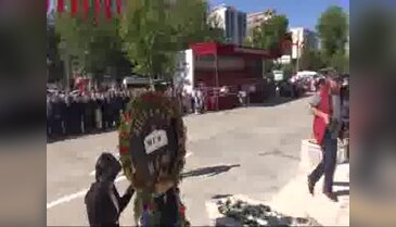 Adıyaman'da çocuklar güneş altında, protokol gölgede