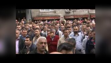 Şehidi binlerce mahalleli dualarla uğurladı