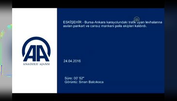 Trafik uyarı levhasına cansız manken astılar