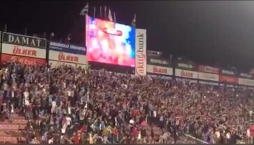 Trabzonspor-Fenerbahçe maçında hakeme saldırı! Maç tatil edildi...