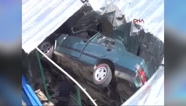 Kontrolü yitirilen otomobil hayvan barınağının çatısına uçtu