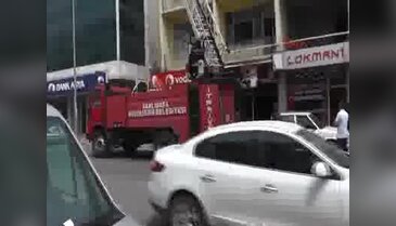 İtfaiyenin kurtarmaya çalıştığı kedi 5'inci kattan düştü