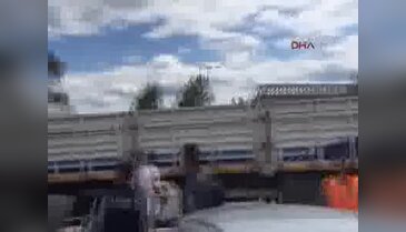 Freni tutmayan TIR bina duvarına çarptı