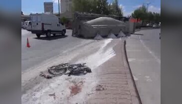 Devrilen TIR'ın altında kalan Suriyeli bisikletli ağır yaralandı