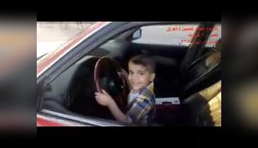 Irak'ta 3 yaşındaki çocuğa arabayla drift yaptırdılar