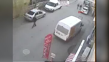 Minibüsten para çalma anı güvenlik kamerasına yansıdı