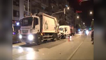 Minibüs çöp kamyonuna çarptı: 2 ölü
