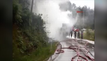 Seyir halindeki TIR'ın dorsesi alev alev yandı