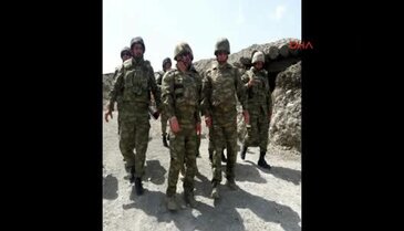 Azerbaycan Savunma Bakanı sınır hattında