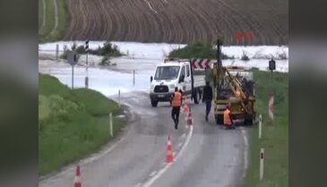 Edirne'de dere taştı yol kapandı