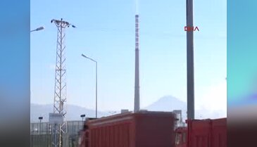 Greenpeace Soma Termik Santrali'nin 280 metrelik bacasına tırmandı