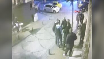 İstanbul'da gece kulübündeki silahlı saldırı anı kamerada