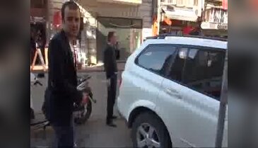 Silahlı adam balkondan para saçtı
