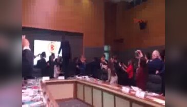 Meclis Anayasa Komisyonu'nda tekmeli-yumruklu kavga!