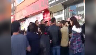 Eskişehir'de 1 Mayıs afişi asan öğrencilere bıçaklı saldırı 4 yaralı