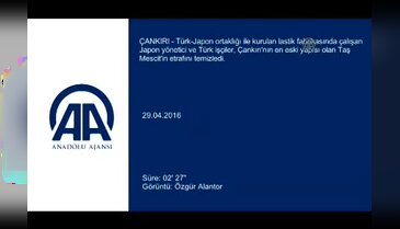 Japon yöneticiler işçilerle mescit çevresini temizledi