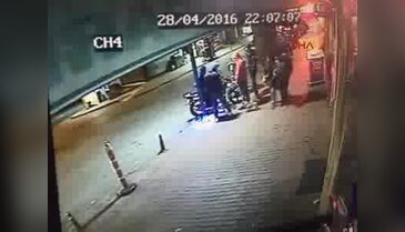 Köpek sevmek için hamile kadın ve eşini dövdüler!