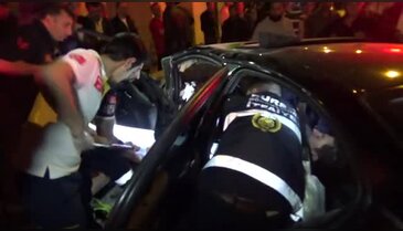 Bursa'da kaza yapan sürücü kurtarılmayı bekledi