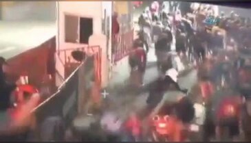 Onlarca bisikletli birbirine böyle girdi