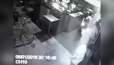Otomobil restorana, kalabalık sürücüye daldı