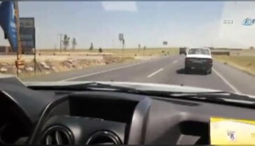Kamyondan kopan tekerlekler otomobile çarptı!