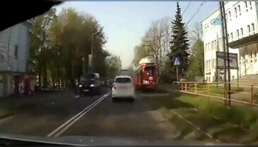 Dalgın kadın tramvayın altında kaldı