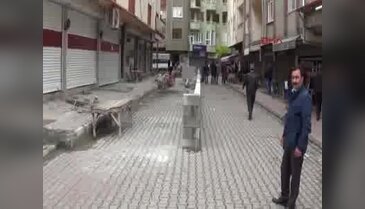 Yola ördüğü duvar yıkıldı