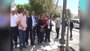 Gaziantep'te görme engelliler, terör saldırısının yapıldığı yere karanfil bıraktı