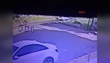 Motosiklet, geri manevra yapan otomobile çarptı: 2 yaralı