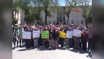 Köylü kadınlardan maden kamyonlarına valilik önünde protesto