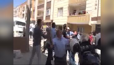 Kamyonetin altında kalan çocuk öldü, yakınları aracı taşladı