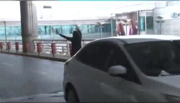 Özbek kadın havalimanını karıştırdı