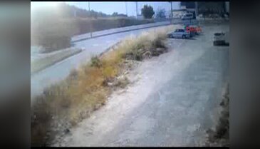 Freni patlayan kamyon takla attı